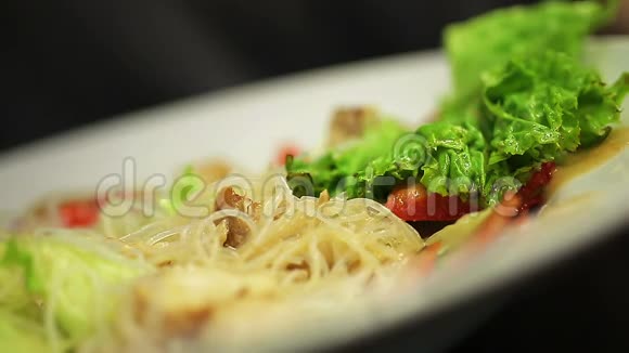 盘子里的美味沙拉的极致特写镜头，人们在咖啡馆吃午餐视频的预览图