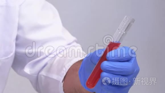 制药工人进行化学分析视频