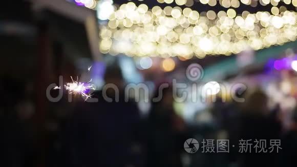 为庆祝新年而设的冬季街头节日，人们的剪影不清晰