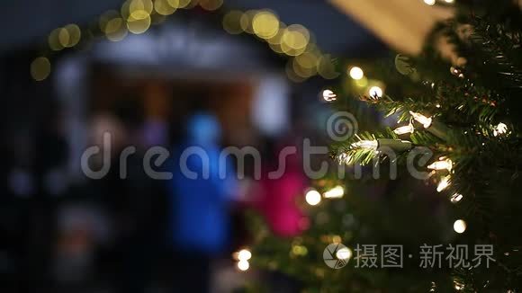 圣诞集市上装饰好的新年树上闪耀着灯光，节日的气氛