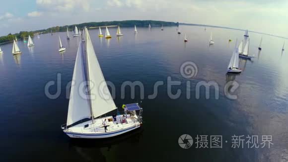 在公海航行游艇，甲板上水手。 雷加塔，空中