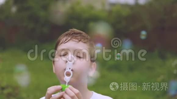 快乐男孩吹肥皂泡