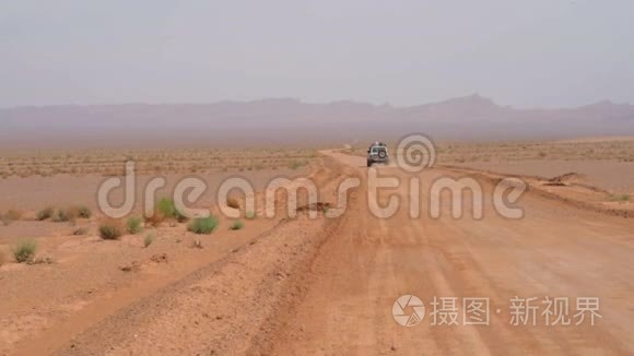 汽车沿着荒芜的道路行驶视频