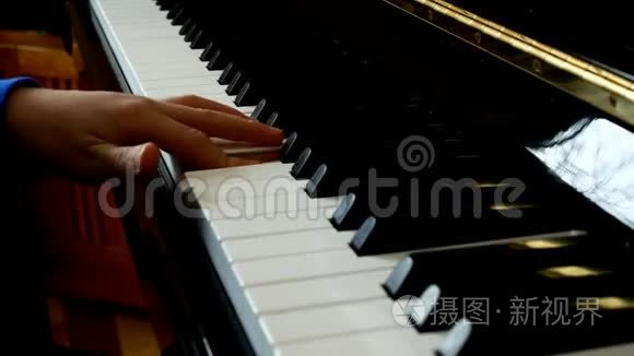 孩钢琴。 关闭侧视年轻的手和手指在钥匙上播放一首歌。