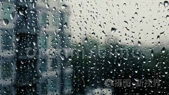 窗玻璃上的雨点视频