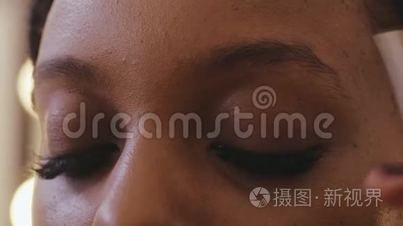 化妆间用刷子画眉毛的年轻女子视频