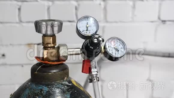 现代复杂的技术工业设备.. 多个管道泵过滤器仪表传感器电机和