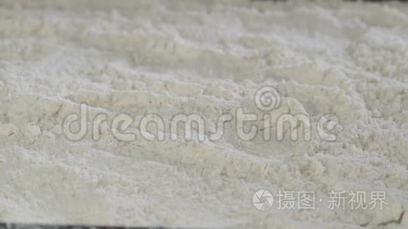 厨师准备用面粉炸鸡腿视频