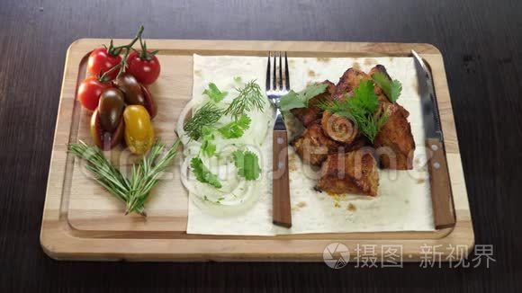 厨房用具木板上有蔬菜的猪肉皮视频