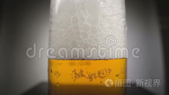 白色泡沫玻璃中的黄金啤酒视频