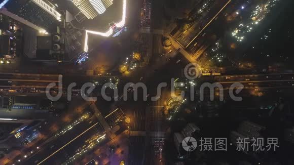 上海复杂道路交叉口，中国夜间。 高空垂直俯视图