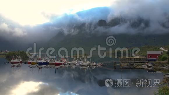 雷内村附近停泊的船只和红屋视频