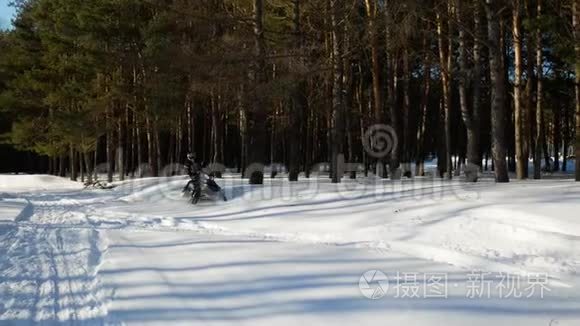 在雪地摩托上滑雪的父亲和孩子视频