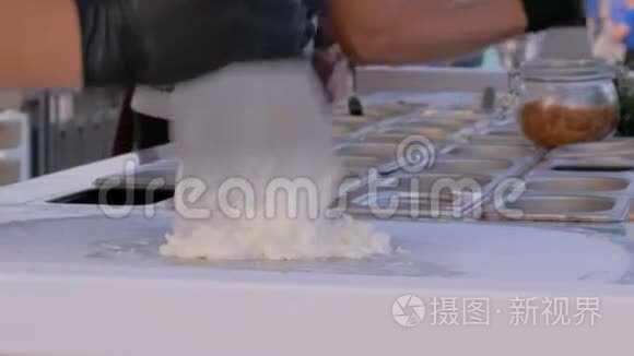 准备手工炒制的天然冰淇淋视频