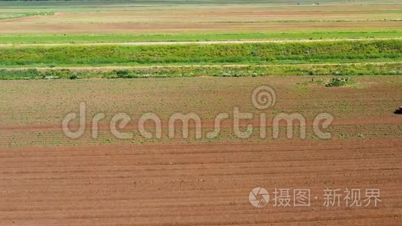 马铃薯地的农业机械耕种土地