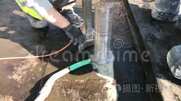 德国汉堡-2017年4月19日：通过建筑物天花板进行通风的核心钻探，2017年4月19日，汉堡