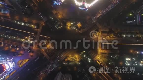上海复杂道路交汇处，中国夜间。 高空垂直俯视图