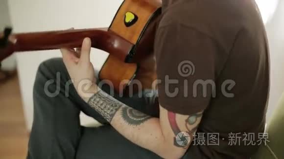 一个男弹吉他。