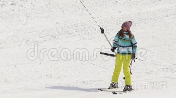 业余滑雪女孩搭电梯