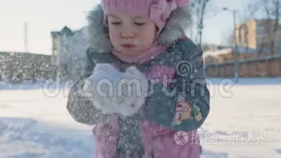 一个小女孩和他妈妈一起吹雪