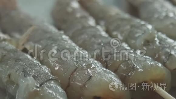 在生皮虾上喷洒水视频