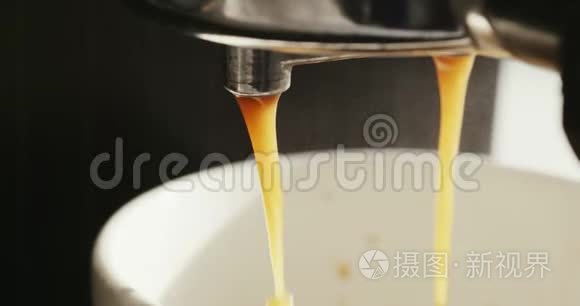 新鲜咖啡从咖啡机的喇叭里流出视频