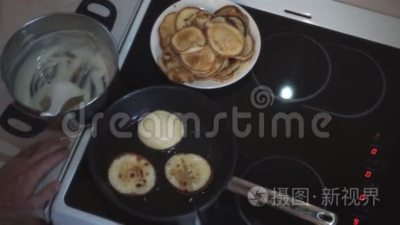 男人`手在煎锅里翻煎饼