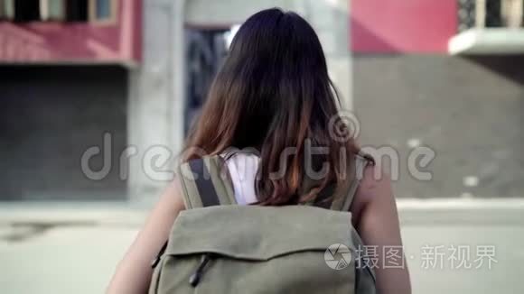 亚洲背包客女人在中国北京旅行快乐，开朗美丽的少年博主女性行走。