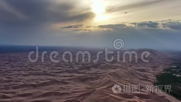 日落时戈壁沙漠沙丘的鸟瞰图视频