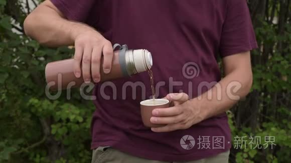 男人用热水瓶倒茶视频