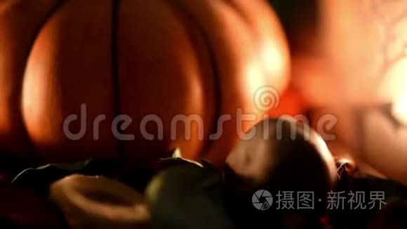 万圣节南瓜装饰用燃烧的蜡烛视频