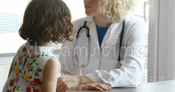 家庭医生检查一个小女孩视频