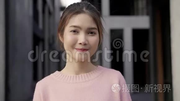 在中国北京的唐人街旅行时，一个开朗美丽的年轻亚洲女人对相机感到高兴。