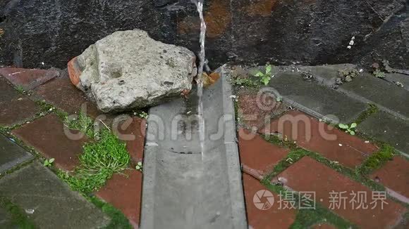 一股水流排入下水道视频