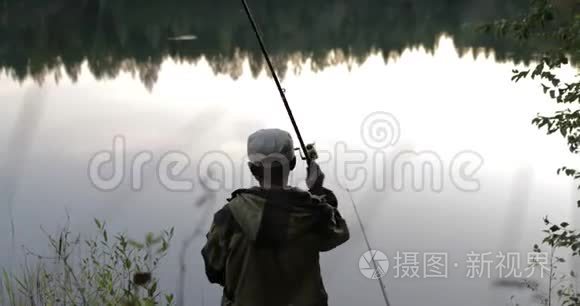 渔夫把一根鱼竿扔到河岸上视频