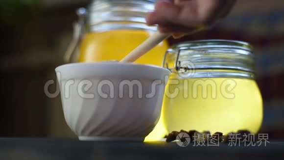 在碗里浇蜂蜜视频