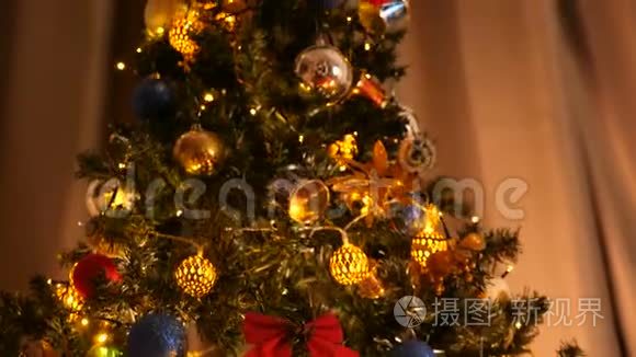美丽圣诞树上闪烁花环的细节