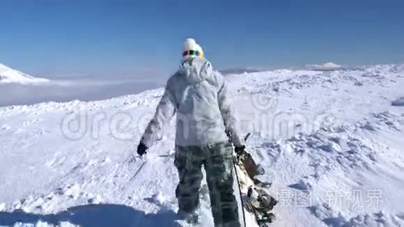滑雪板女孩在雪地上行走视频