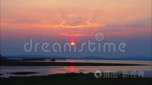 从泰国边境越过红河的美丽日出的时间流逝。