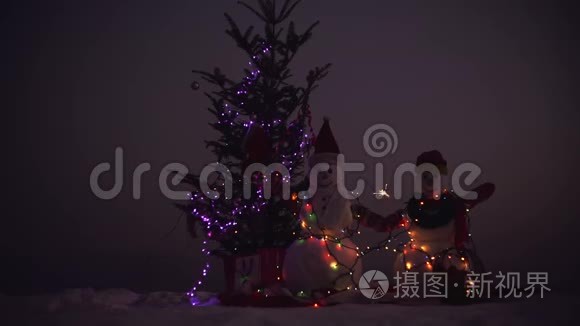 带圣诞礼物的雪人。 两个雪人站在冬天的圣诞节风景
