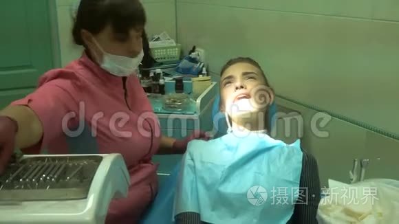 牙科医生那位迷人的女士正在治疗她的牙齿