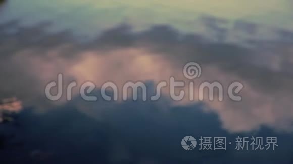 湖面上潺潺与云的倒影视频