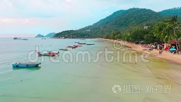 热带海洋海滩上船只的鸟瞰图