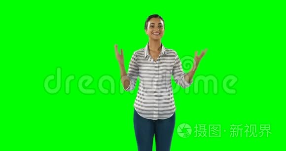 女子在绿色屏幕4k上作演讲