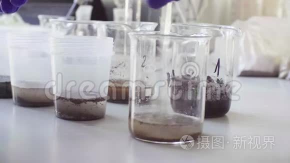 科学家将土壤样品混合在一起视频