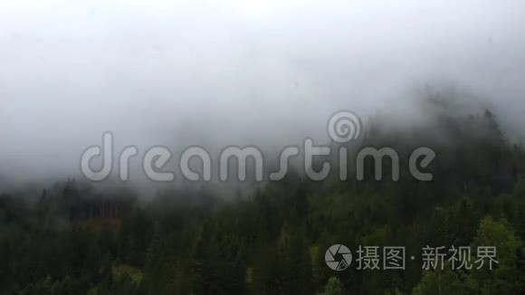 山峦上的雨云视频