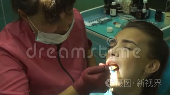 牙科医生那位漂亮的女士正在给她治牙