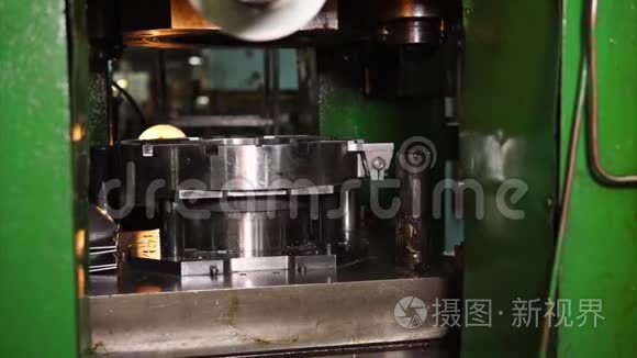 旧的压榨机正在用扁平的金属片制作成型的细节。