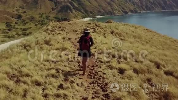 帕达尔岛女徒步旅行者的鸟瞰图视频