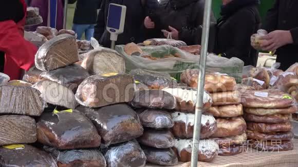 农产品市场上有许多面包和馅饼视频